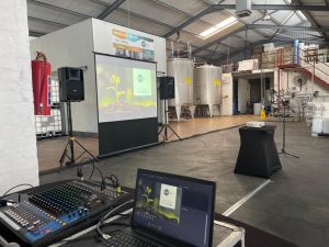 sound minimalis dan proyektor screen di dalam gudang