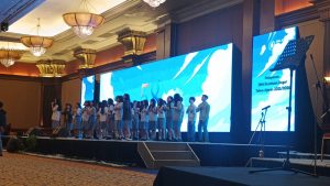 Anak SMA Gladeresik berdiri di panggung dan LED Screen