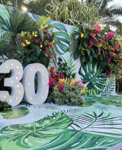 backdrop tanaman dengan tulisan 30